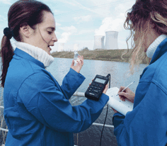 Water sample monitoring performed by radiation protection agents  - Dampierre © EDF