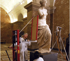 Setting up a radiography shot in a museum © C.Dupont/CEA