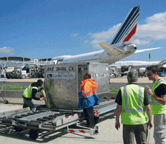 ASN inspection of radioactive material transport at Roissy-Charles-de-Gaulle airport © ASN