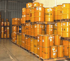 Interim storage of low-level radioactive waste packaged in metal drums pending reprocessing (CEA/Saclay) © ANDRA