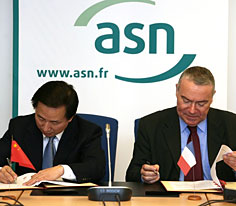 Signing of the cooperative agreement between the Chinese nuclear regulatory, NNSA, represented by Vice-Minister Li Ganjie and the ASN, represented by the Chairman, A.C. Lacoste